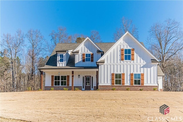 view of front of property featuring a front yard and covered porch