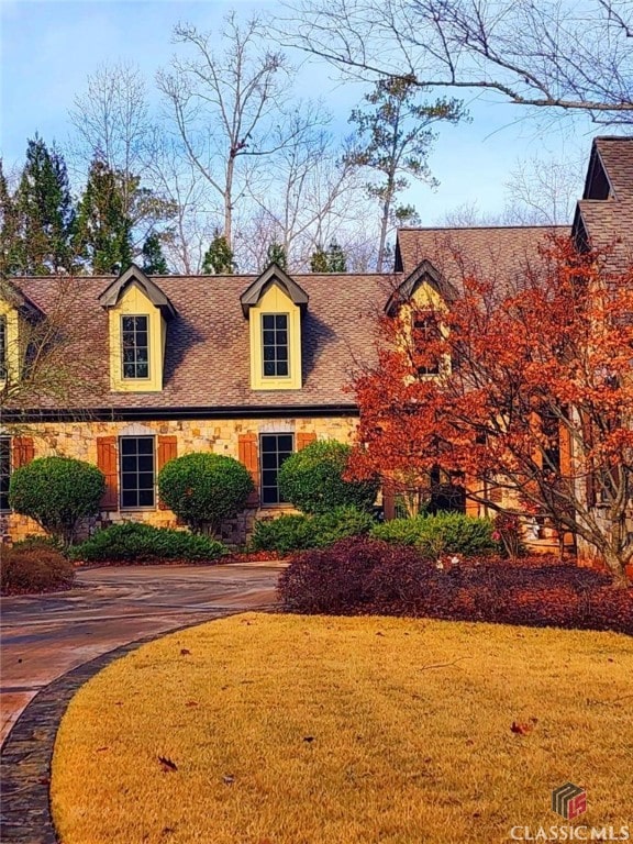 view of front facade featuring a front lawn