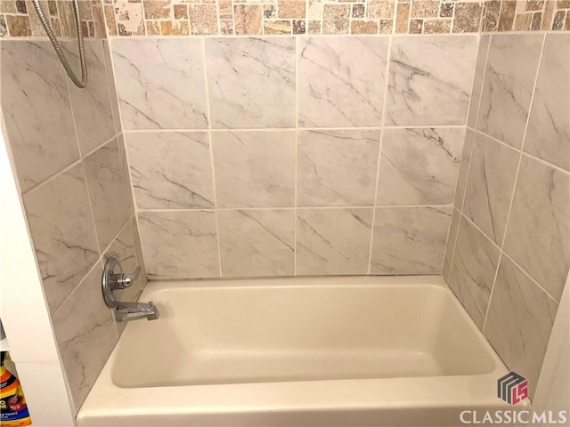 bathroom with tiled shower / bath