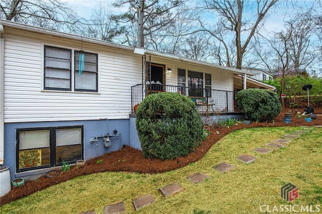 view of front of home with a front lawn and covered porch
