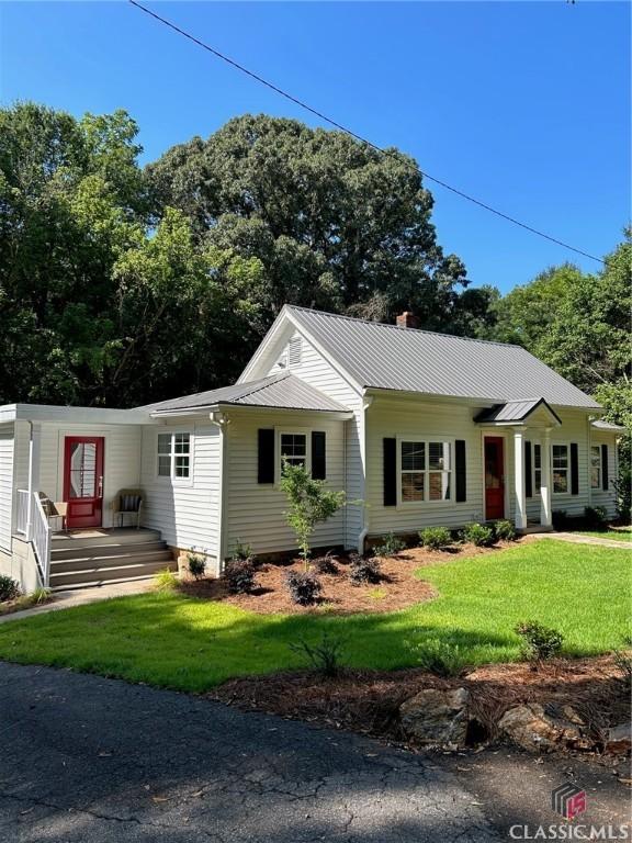 view of front of home featuring a front yard