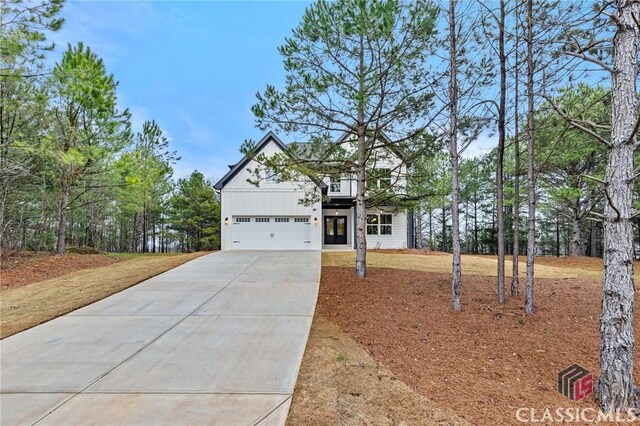 view of front of property featuring a garage