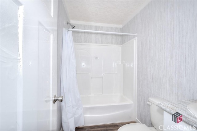 bathroom featuring toilet, a textured ceiling, and shower / tub combo with curtain