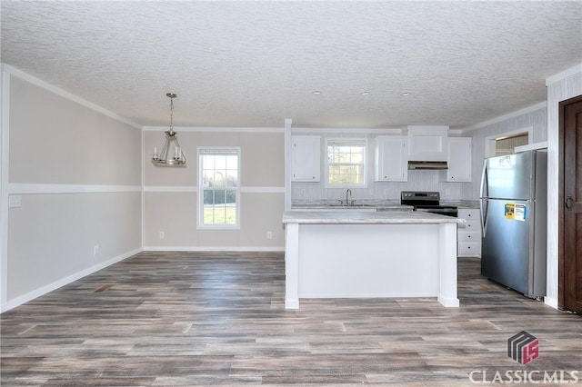 kitchen with white cabinets, sink, crown molding, decorative light fixtures, and stainless steel appliances