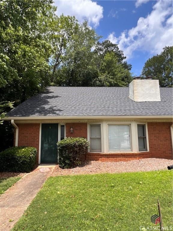 single story home featuring a front yard