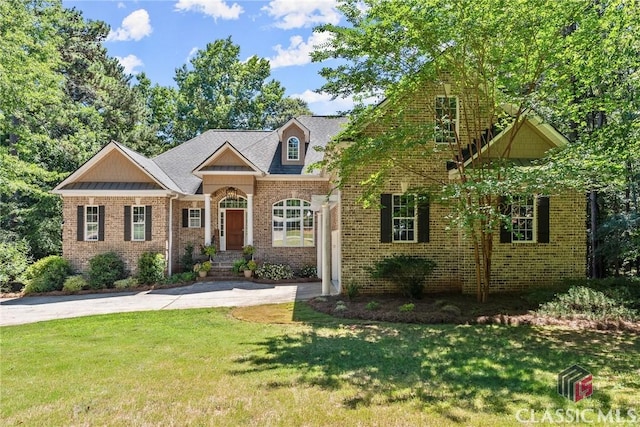 view of front facade featuring a front lawn