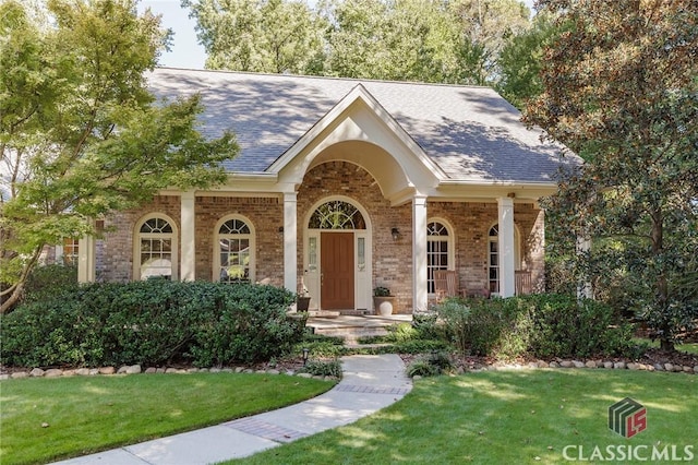 view of front facade featuring a front yard