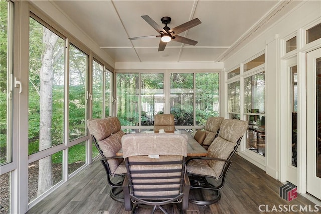 sunroom with ceiling fan