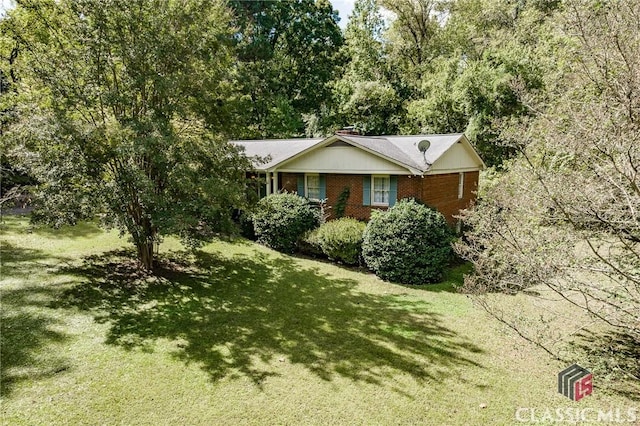 view of front of property with a front yard