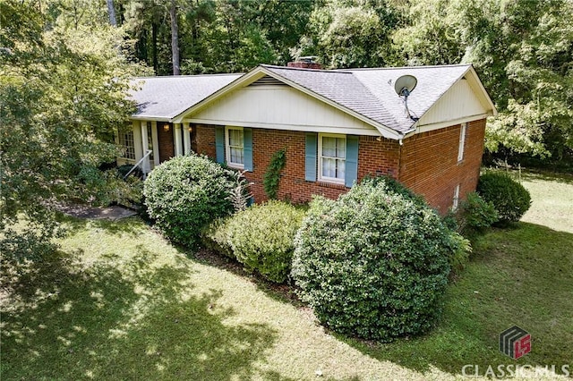 ranch-style house featuring a front lawn