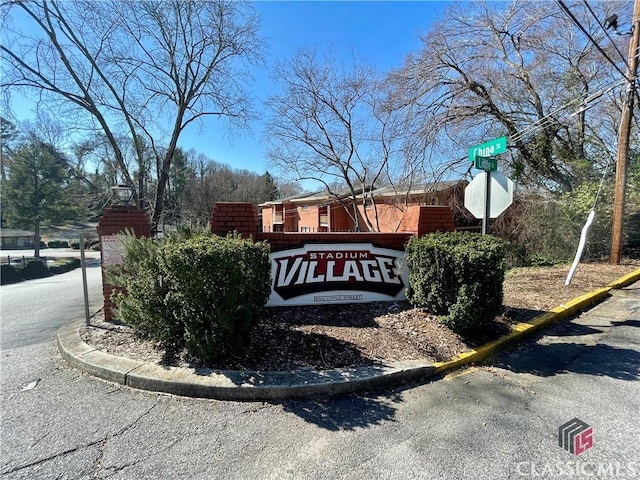 view of community / neighborhood sign