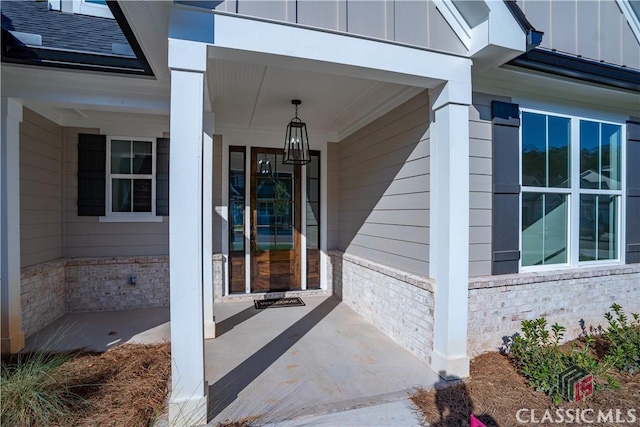 property entrance featuring a porch