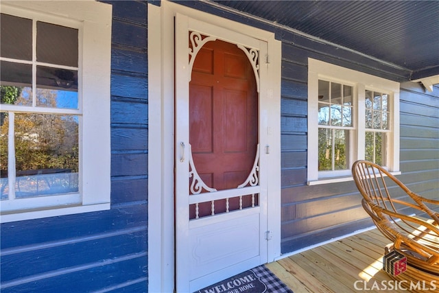 doorway to property with covered porch