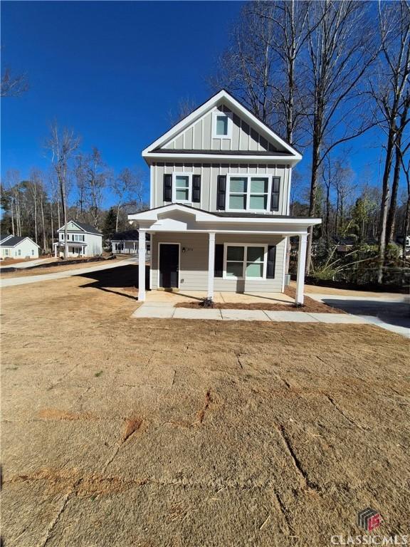 view of front of property featuring covered porch and a front yard