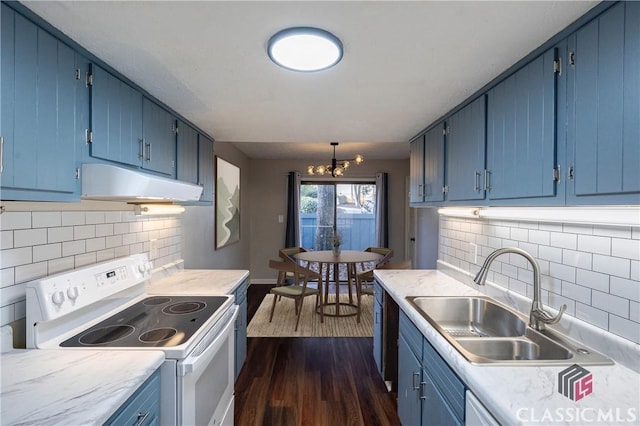 kitchen featuring electric stove, dark hardwood / wood-style floors, a notable chandelier, blue cabinets, and sink