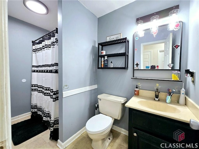 full bathroom featuring toilet, a shower with curtain, baseboards, and vanity