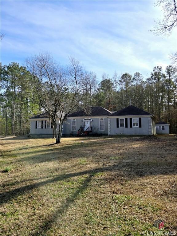 view of front of house with a front yard