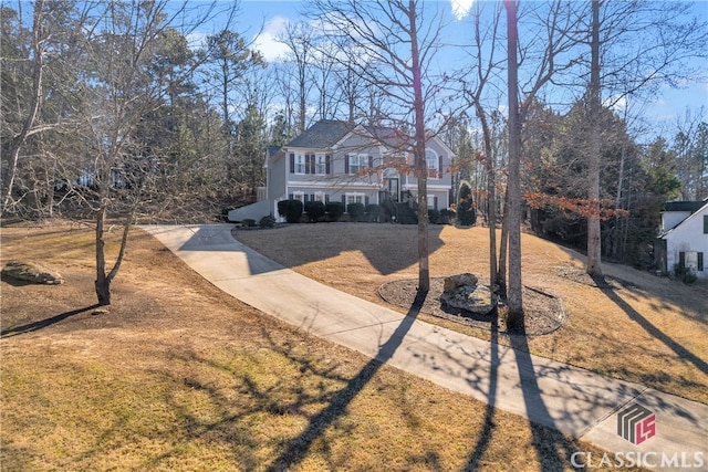 view of front facade with a front lawn