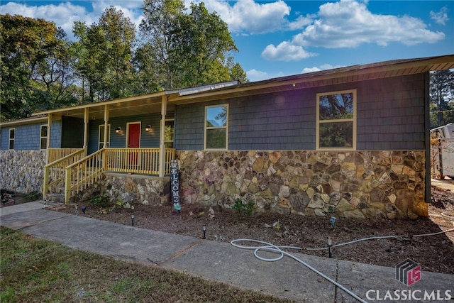 ranch-style house featuring covered porch