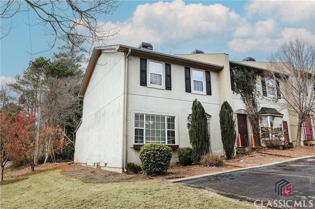 view of front of home featuring a front yard