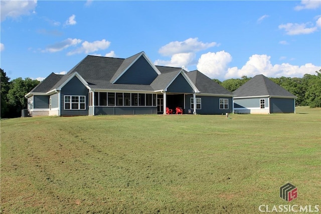 view of front of property featuring a front lawn