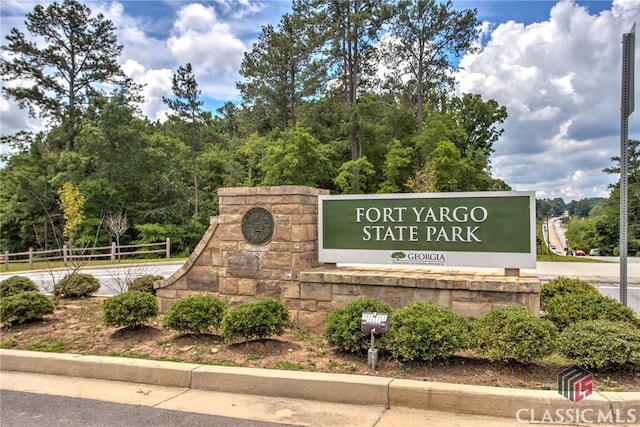 view of community / neighborhood sign