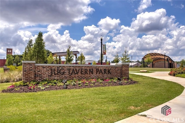 community sign with a yard