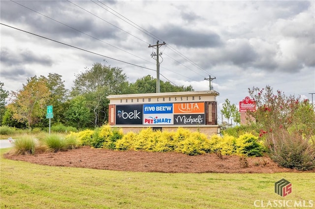 community sign featuring a lawn