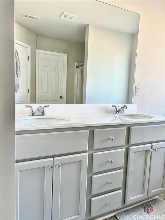 bathroom featuring a shower with shower curtain and vanity