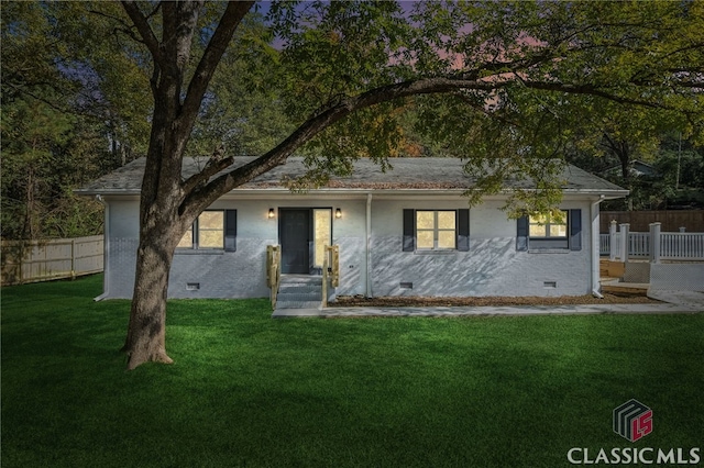 view of front of property featuring a front yard