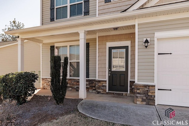 entrance to property featuring a porch