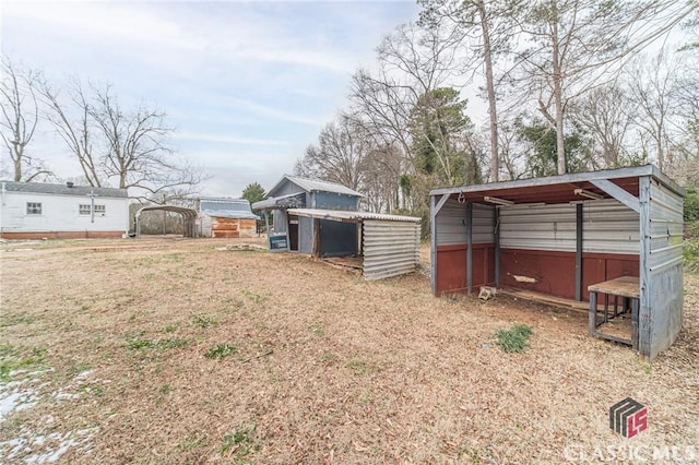 view of yard with an outbuilding