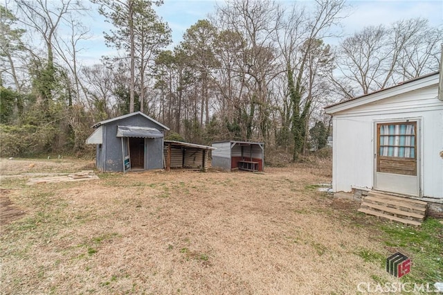 view of yard with an outbuilding