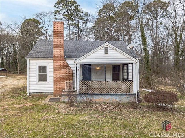 view of front facade with covered porch and a front lawn