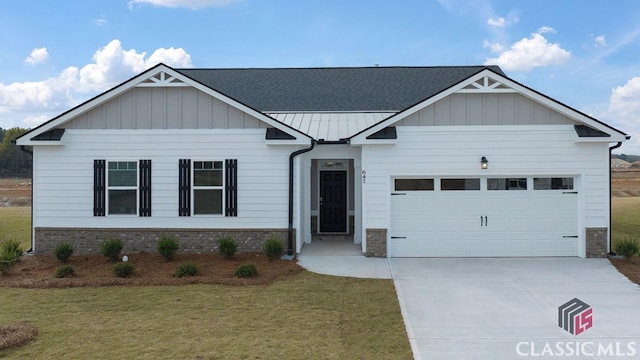 view of front facade with a garage and a front yard