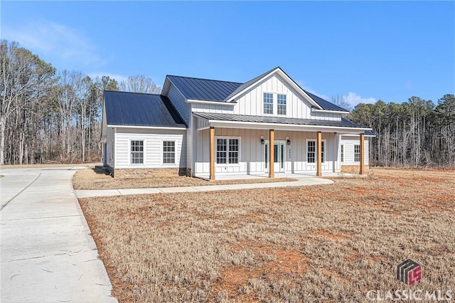 modern farmhouse style home featuring covered porch