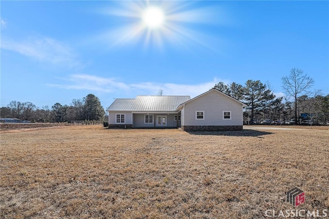 view of front of house with a front yard