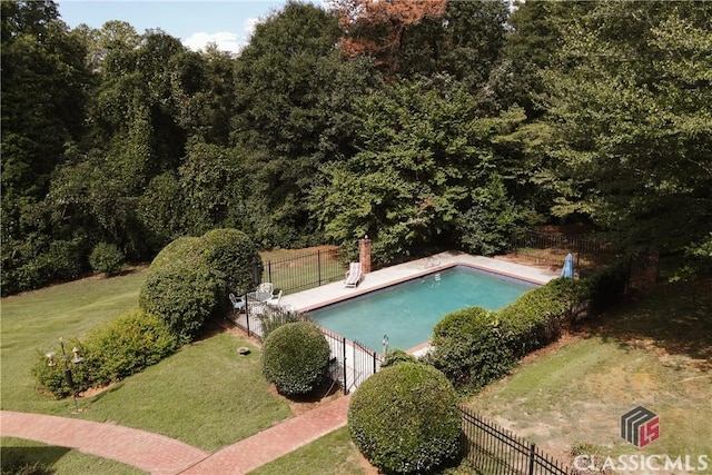 view of swimming pool with a lawn