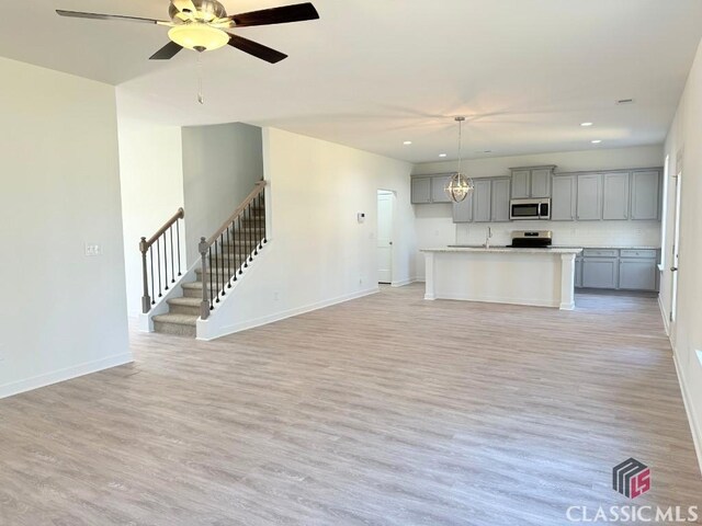 spare room with visible vents, baseboards, and ceiling fan