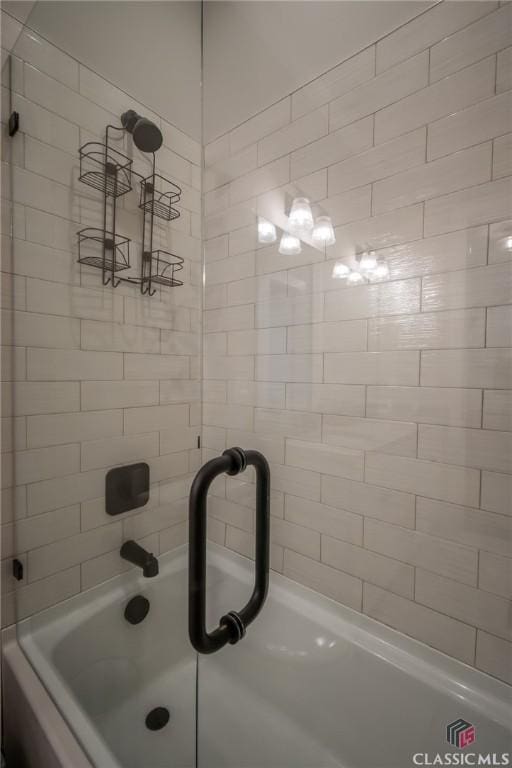 bathroom featuring tiled shower / bath combo