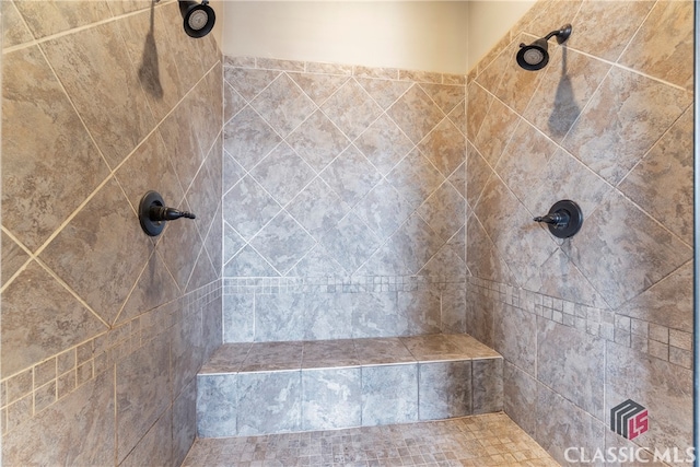 bathroom featuring a tile shower