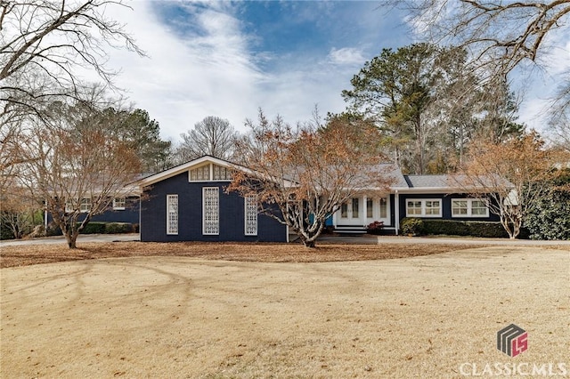 single story home with a front yard