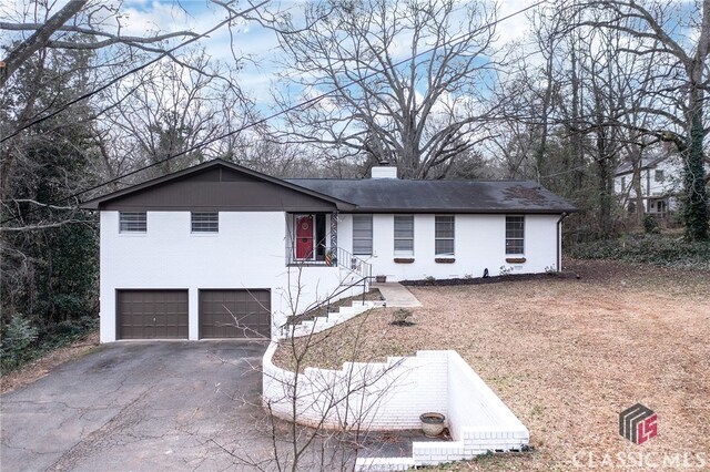 view of front facade featuring a garage