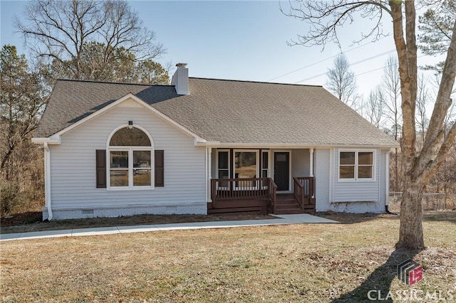 view of front facade featuring a porch and a front lawn