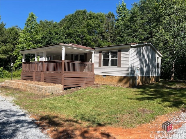 manufactured / mobile home featuring a front yard and a porch