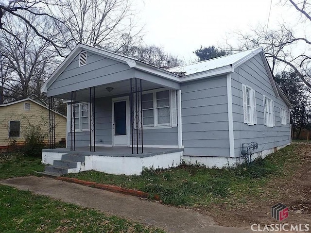 view of front of property featuring covered porch