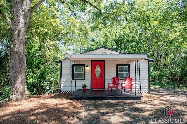 view of front of property featuring a porch