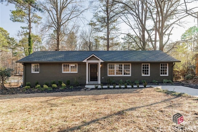 ranch-style house featuring a front yard