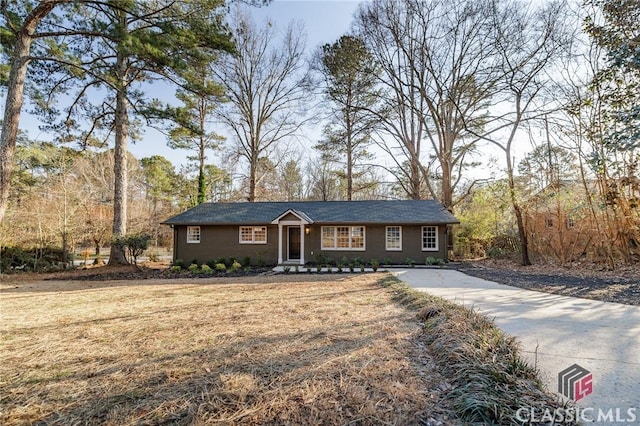 ranch-style home featuring a front lawn