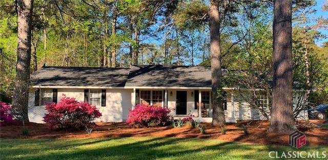 single story home with a front yard